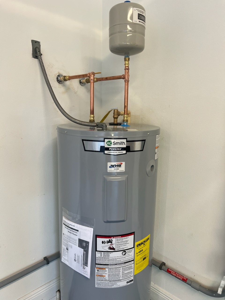 A.O. Smith ProLine electric unit installed by Water Heating Experts with copper piping and an expansion tank